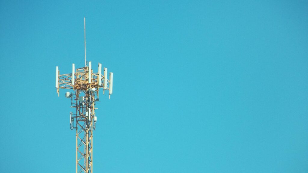 Industry experts hope for a 3G extension. Image of a cell tower. 